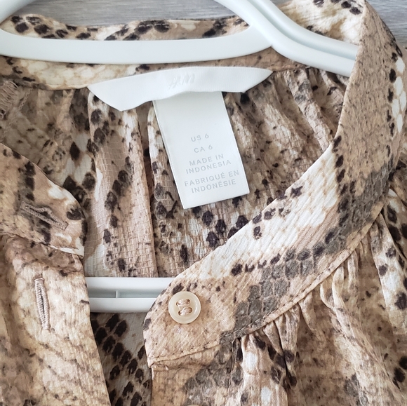 Snake print scoop neck blouse - Picture 2 of 2
